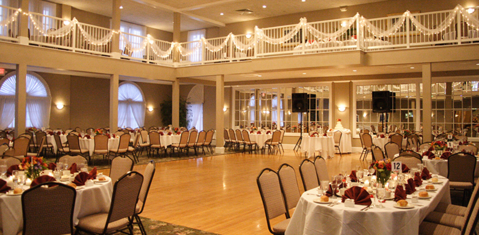 Between our four banquet rooms we can accommodate wedding receptions from